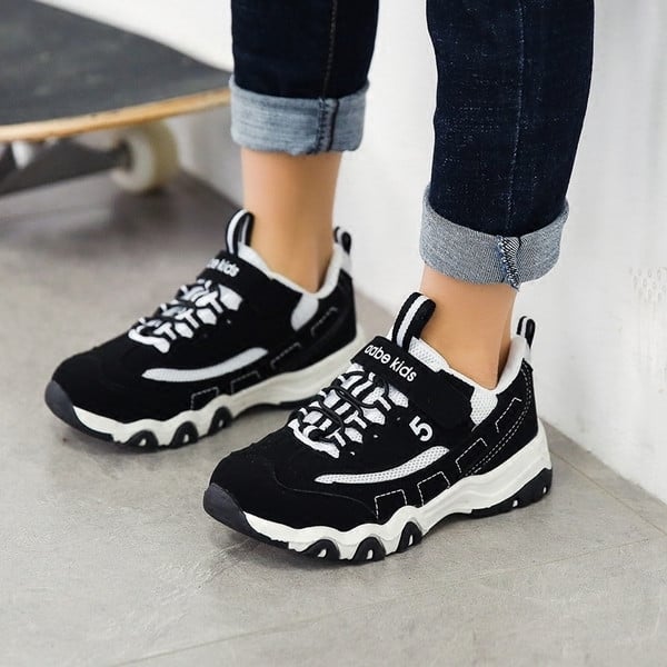 Gyermek sport és alkalmi unisex tornacipő magas talppal és fekete folttal