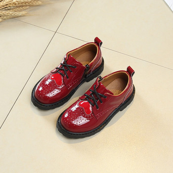 Μοντέρνα παιδικά αναπνεύσιμα, καθημερινά παπούτσια για κορίτσια με μίνι καρδιά εφαρμογών σε μαύρο και κόκκινο χρώμα