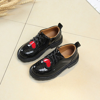 Μοντέρνα παιδικά αναπνεύσιμα, καθημερινά παπούτσια για κορίτσια με μίνι καρδιά εφαρμογών σε μαύρο και κόκκινο χρώμα