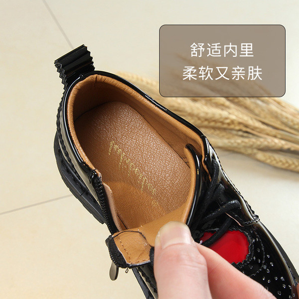 Μοντέρνα παιδικά αναπνεύσιμα, καθημερινά παπούτσια για κορίτσια με μίνι καρδιά εφαρμογών σε μαύρο και κόκκινο χρώμα