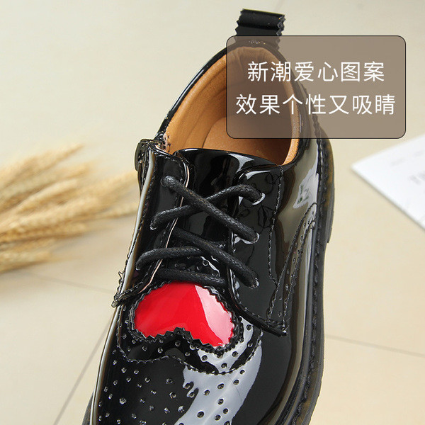 Μοντέρνα παιδικά αναπνεύσιμα, καθημερινά παπούτσια για κορίτσια με μίνι καρδιά εφαρμογών σε μαύρο και κόκκινο χρώμα