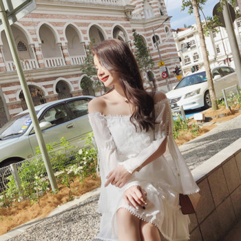 Κομψό γυναικείο φόρεμα με πεσμένους ώμους, κεντήματα και φαρδιά μανίκια σε λευκό χρώμα