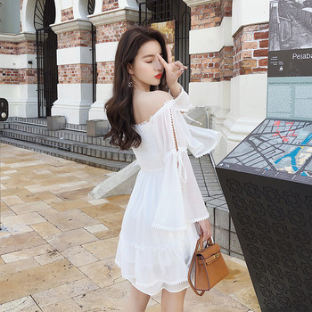 Κομψό γυναικείο φόρεμα με πεσμένους ώμους, κεντήματα και φαρδιά μανίκια σε λευκό χρώμα