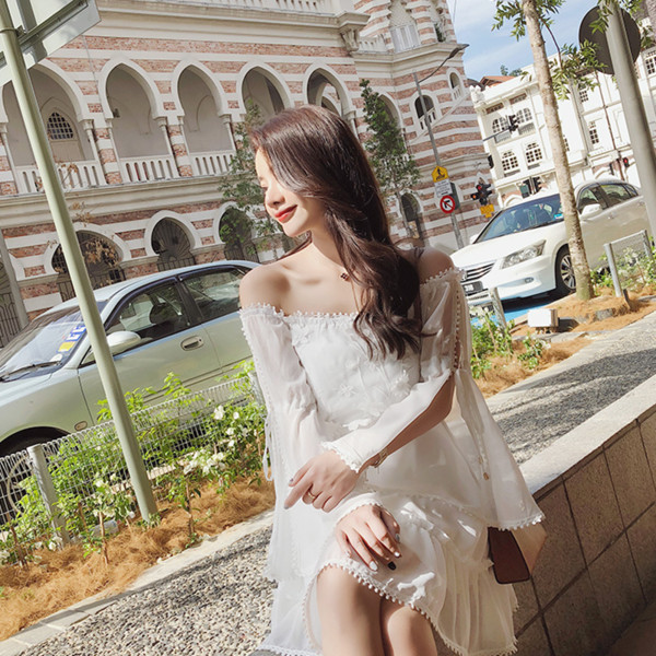 Κομψό γυναικείο φόρεμα με πεσμένους ώμους, κεντήματα και φαρδιά μανίκια σε λευκό χρώμα