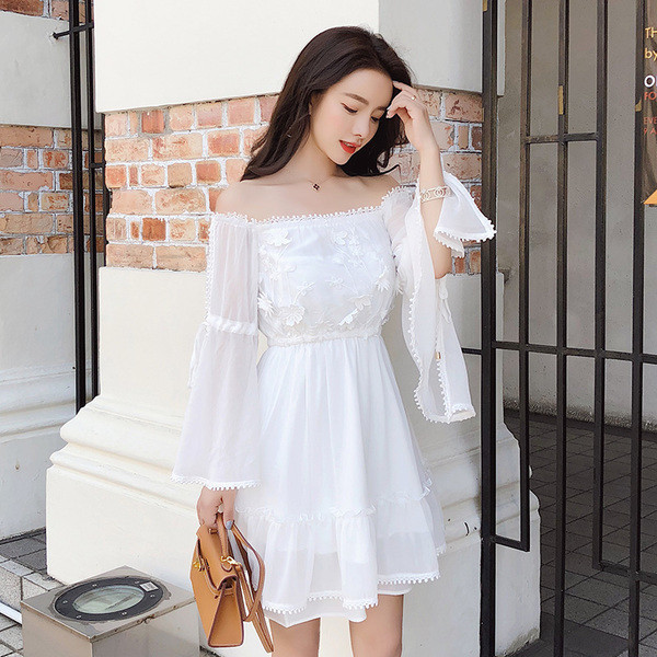 Κομψό γυναικείο φόρεμα με πεσμένους ώμους, κεντήματα και φαρδιά μανίκια σε λευκό χρώμα