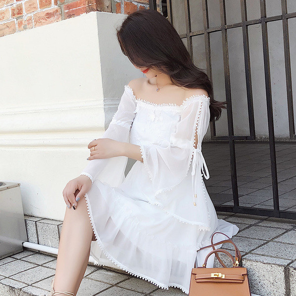 Κομψό γυναικείο φόρεμα με πεσμένους ώμους, κεντήματα και φαρδιά μανίκια σε λευκό χρώμα