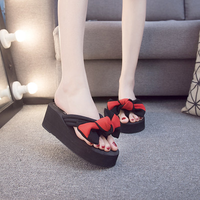 Μοντέρνες γυναικείες παντόφλες με υψηλή πλατφόρμα με κορδέλα