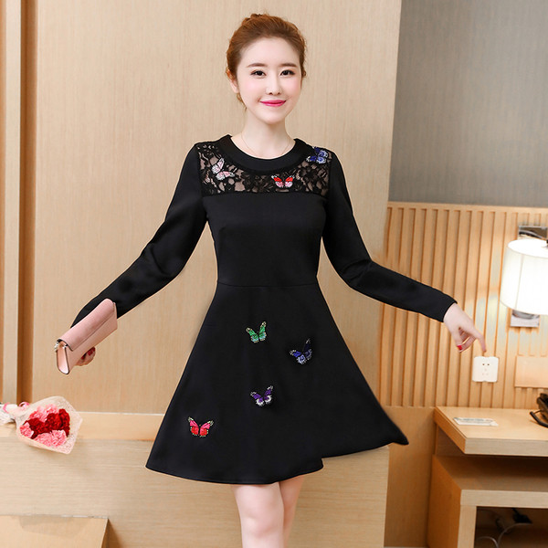 Γυναικείο φόρεμα σε μαύρο χρώμα με δαντέλα και κεντήματα