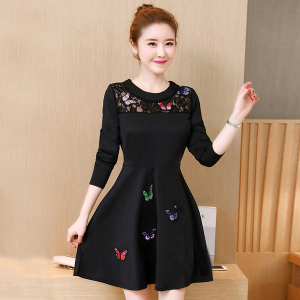 Γυναικείο φόρεμα σε μαύρο χρώμα με δαντέλα και κεντήματα