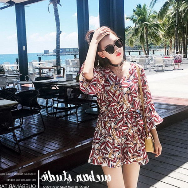 Σύντομό γυναικείο ολόσωμο με ντεκολτέ σε σχήμα V και παρδαλά χρώματα