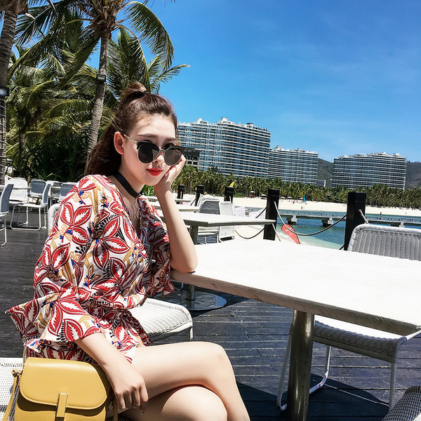 Σύντομό γυναικείο ολόσωμο με ντεκολτέ σε σχήμα V και παρδαλά χρώματα