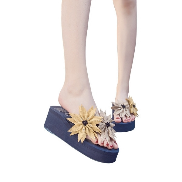 Modern női papucs magas platformon 3D virágmotívumokkal