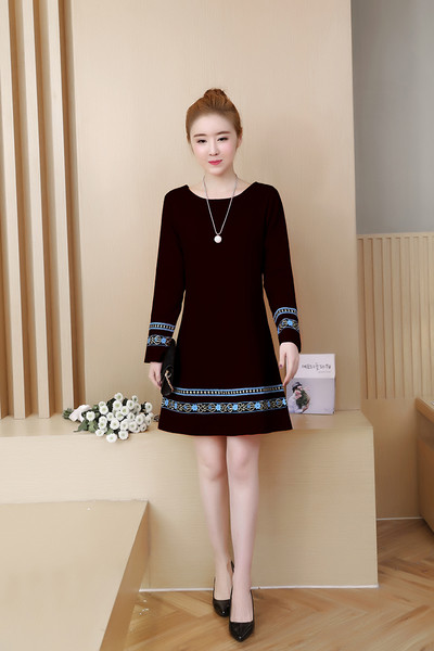 Γυναικείο φόρεμα σε τρία χρώματα με μακριά μανίκια και κεντήματα