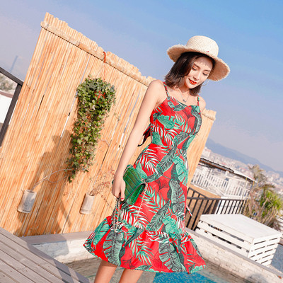 Μακρύ καθημερινό γυναικείο  φόρεμα  με λεπτές λωρίδες και ασύμμετρο μήκος σε κόκκινο χρώμα με έγχρωμη εκτύπωση