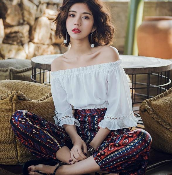 Μοντέρνα γυναικεία μπλούζα με ι φαρδιά μανίκια σε λευκό χρώμα