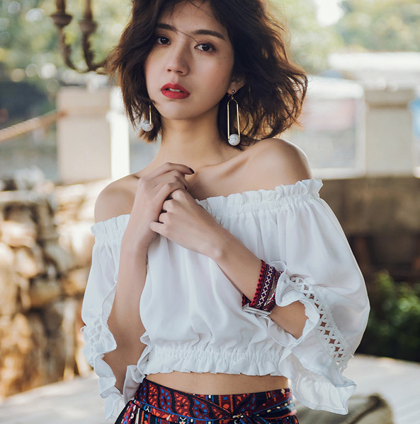 Μοντέρνα γυναικεία μπλούζα με ι φαρδιά μανίκια σε λευκό χρώμα