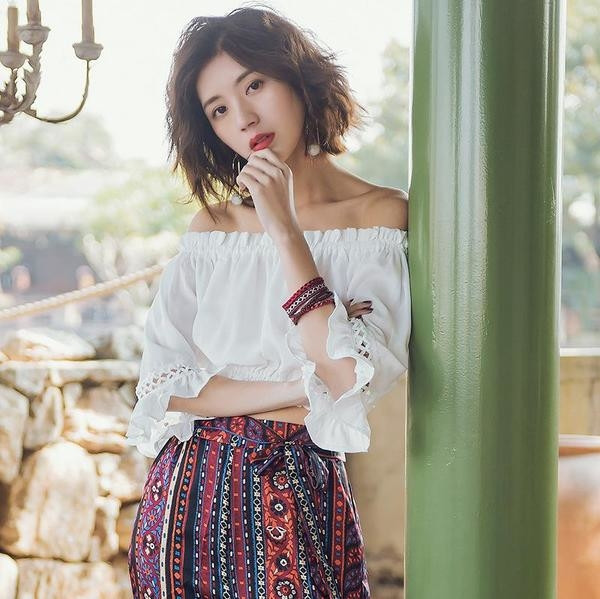 Μοντέρνα γυναικεία μπλούζα με ι φαρδιά μανίκια σε λευκό χρώμα