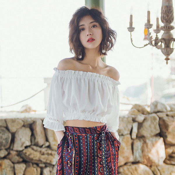 Μοντέρνα γυναικεία μπλούζα με ι φαρδιά μανίκια σε λευκό χρώμα