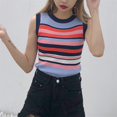 Lezser, színes női felső O-nyakkal