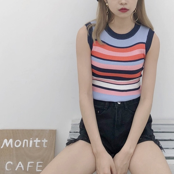 Lezser, színes női felső O-nyakkal