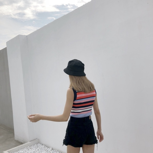 Lezser, színes női felső O-nyakkal