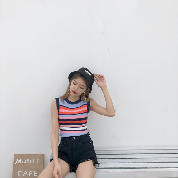 Lezser, színes női felső O-nyakkal