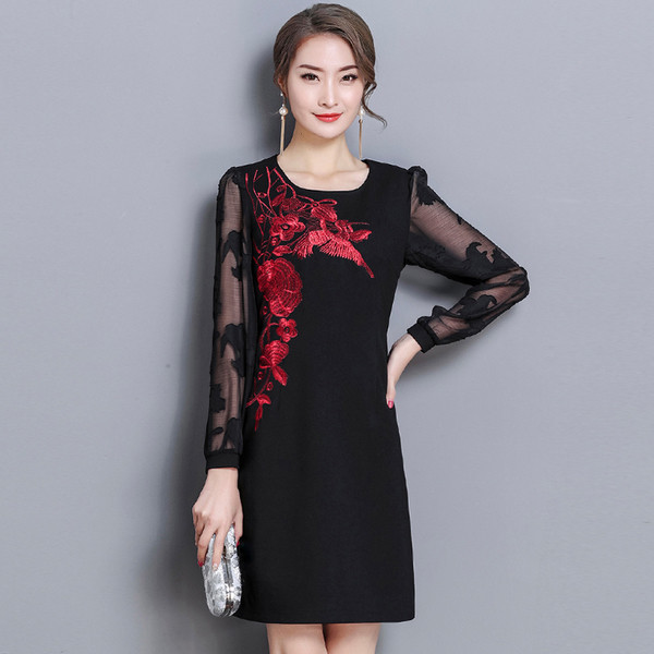 Elegáns női ruha átlátszó ujjal és hímzéssel két színben