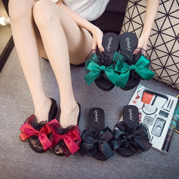 Modern női platformpapucs szalaggal