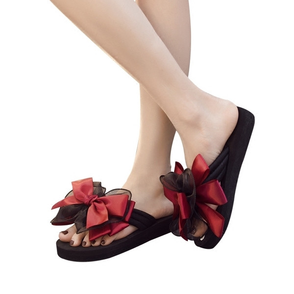 Modern női platformpapucs szalaggal