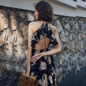 Κομψό, μακρυμάνικο, γυναικείο φόρεμα με γυμνή πλάτη και ντεκολτέ σε σχήμα V σε μαύρο
