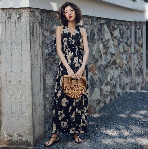 Stílusos, lezser hosszú női ruha csupasz háttal és V-nyakú fekete színben