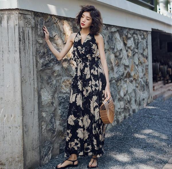 Stílusos, lezser hosszú női ruha csupasz háttal és V-nyakú fekete színben