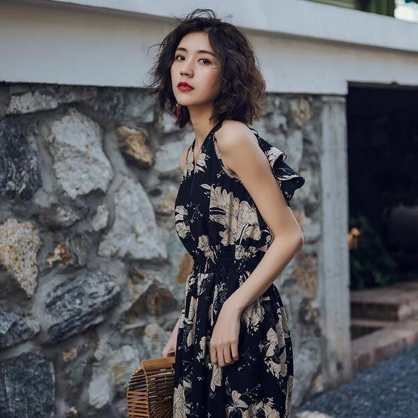 Stílusos, lezser hosszú női ruha csupasz háttal és V-nyakú fekete színben