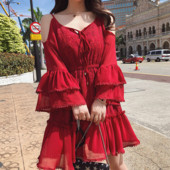 Rochie elegantă de damă cu croiala eterică, cu bretele subțiri și mâneci largi, de culoare roșie