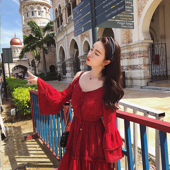 Rochie elegantă de damă cu croiala eterică, cu bretele subțiri și mâneci largi, de culoare roșie