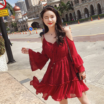 Rochie elegantă de damă cu croiala eterică, cu bretele subțiri și mâneci largi, de culoare roșie