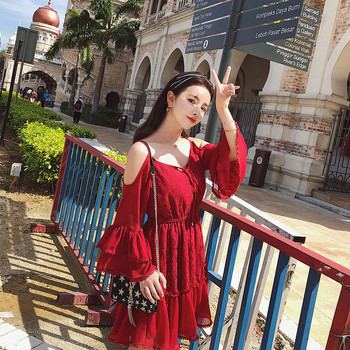 Rochie elegantă de damă cu croiala eterică, cu bretele subțiri și mâneci largi, de culoare roșie