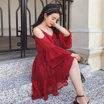 Rochie elegantă de damă cu croiala eterică, cu bretele subțiri și mâneci largi, de culoare roșie