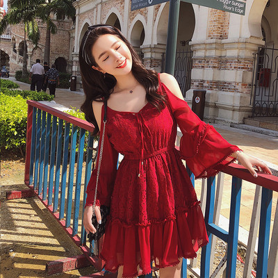 Rochie elegantă de damă cu croiala eterică, cu bretele subțiri și mâneci largi, de culoare roșie