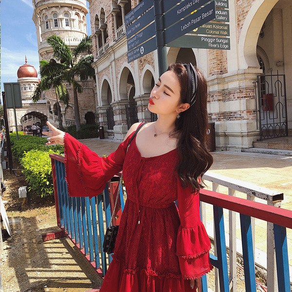 Rochie elegantă de damă cu croiala eterică, cu bretele subțiri și mâneci largi, de culoare roșie