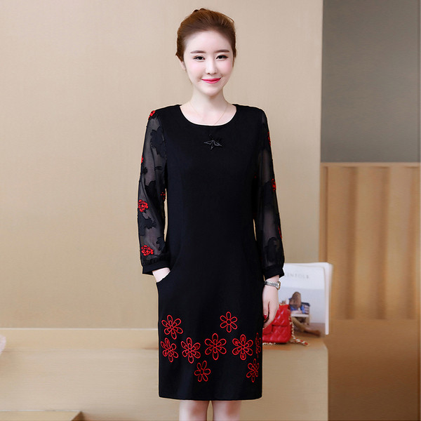 Κομψό γυναικείο φόρεμα με κεντήματα με διαφανή μανίκια και τσέπες