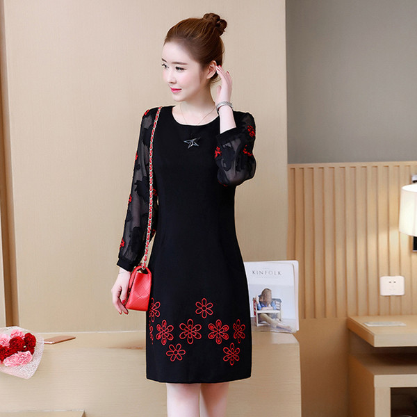 Κομψό γυναικείο φόρεμα με κεντήματα με διαφανή μανίκια και τσέπες