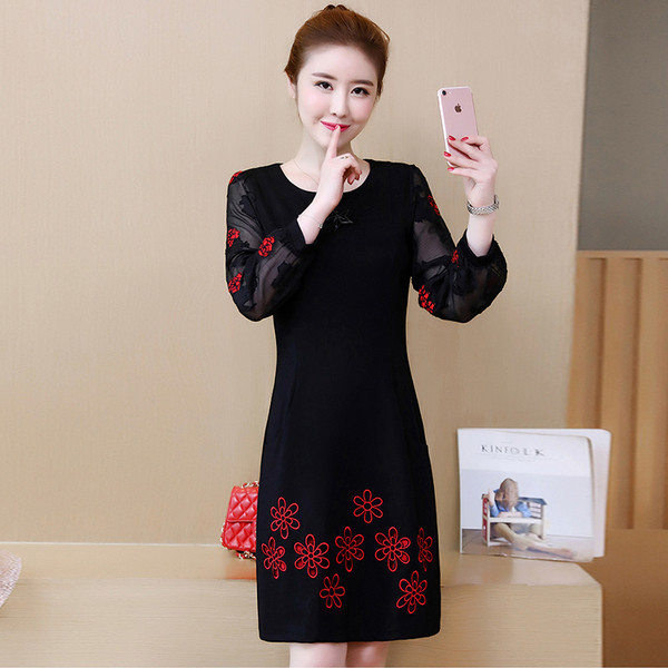 Κομψό γυναικείο φόρεμα με κεντήματα με διαφανή μανίκια και τσέπες