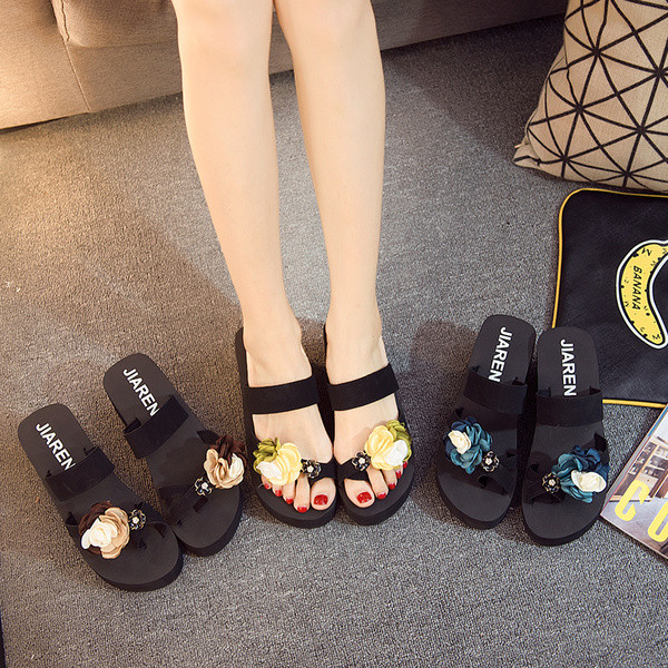 Női platform papucs a lábujj fölött és 3D virágdísz