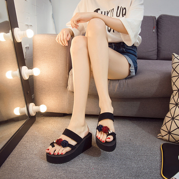 Női platform papucs a lábujj fölött és 3D virágdísz