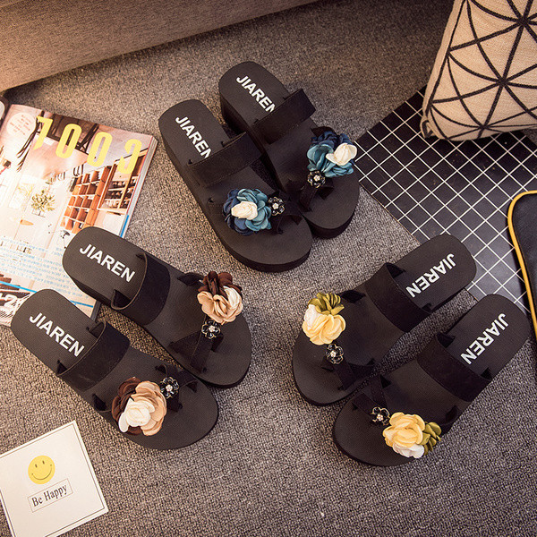 Női platform papucs a lábujj fölött és 3D virágdísz