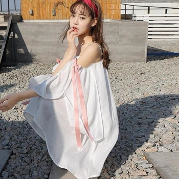 Κομψό φόρεμα με κοντό μανίκι και  με λεπτά λουράκια και φαρδιά μανίκια σε λευκό χρώμα