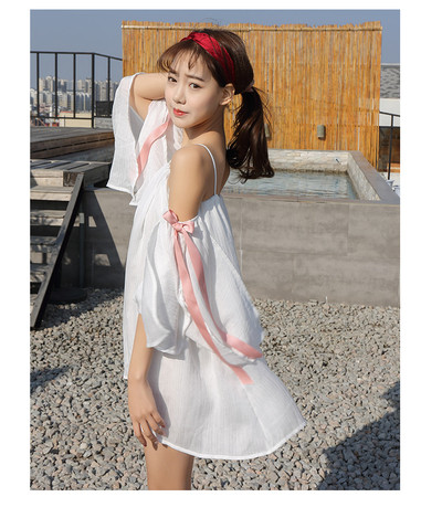 Κομψό φόρεμα με κοντό μανίκι και  με λεπτά λουράκια και φαρδιά μανίκια σε λευκό χρώμα