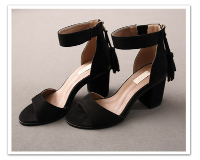 Vastag sarkú női szandál két színben cipzárral és medállal