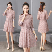 Κομψό δαντελωτό γυναικείο φόρεμα με κεντήματα και διακοσμητική ζώνη σε τρία χρώματα